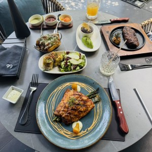 Salmon papas elote ensalda y puyazo 