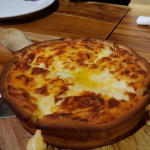 Deep Dish salsa blanca con pollo y tocino