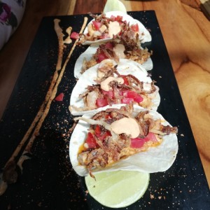 tacos de pulpo con salsa chipotle