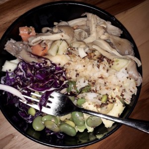 poke de salmon y hongos