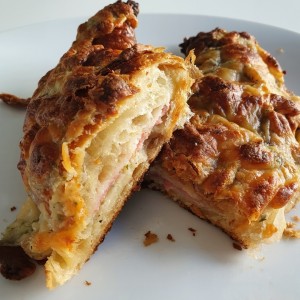 Croissant de jamón y queso 