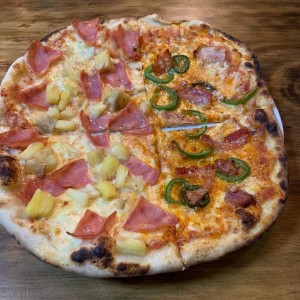 Mitad Hawaiina Mitad Japaleño, tocino y chedar. 