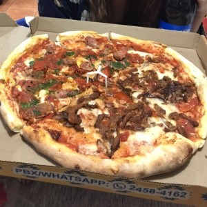 pizza chapina y lomito con cebolla caramelizada