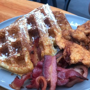 waffles con pollo y tocino