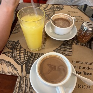 Chocolate claiente y naranjada