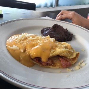 Omelette de tres quesos