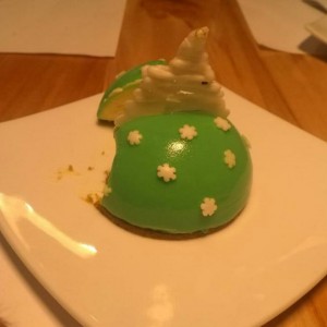 muse de limon y base de pistacho.
