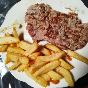 LOMITO ASADO CON PAPAS FRITAS