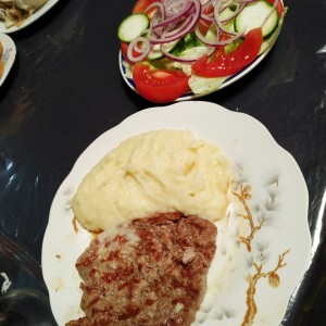 LOMITO ASADO CON PURÉ Y ENSALADA