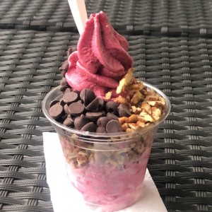helado de yogurt con mora y topping de pecana y chispas de chocolate