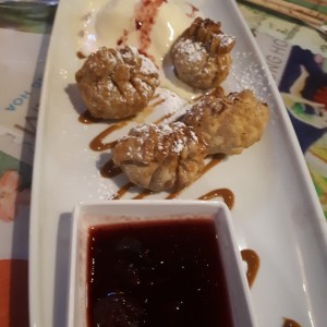 WONTON DE QUESO Y DULCE DE LECHE CON HELADO