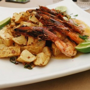 Camarones al ajillo con patatas.