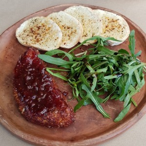 Queso panela con jalea de fresas