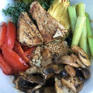 bowl con atun y vegetales 