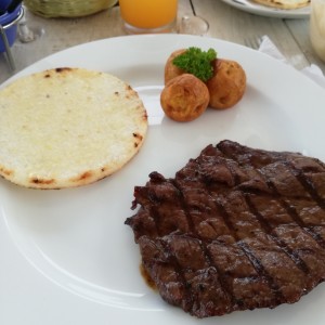 desayuno de carne y arepa