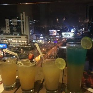 variedad de cocteles y bebidas
