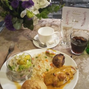 Pollo a la provenzal, ensalada palmito/aguacate.