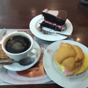 Combo de croissant y pastel selva negra.