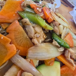 Chao mein de pollo