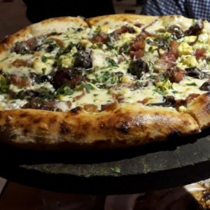 Pizza Reina de las zetas con pork belly agregado 