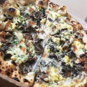 pizza de hongos y ajo.