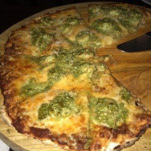 pizza de camarones al pesto 