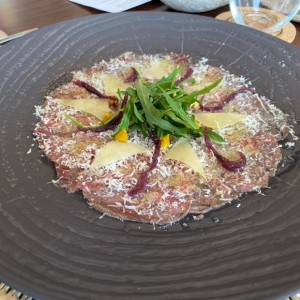 Carpaccio de lomitoy cebolla caramelizada