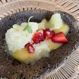 Sorbete nitro con cremoso de maracuy, fresas y merengue