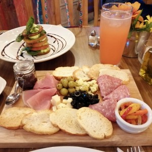 Antipasto per amici, caprese y limonada fresa