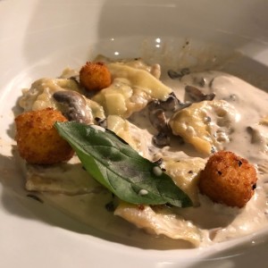 ravioli de ricotta y espinaca con salsa de hongos