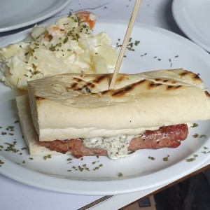 baguette de chorizo, ensalada de papa