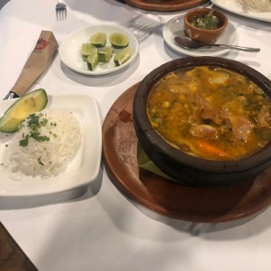 Caldo de pata de res