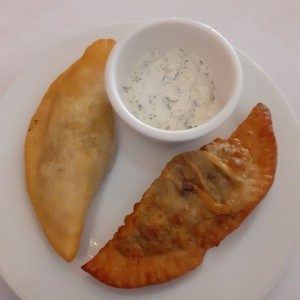 (Izq.) Empanada de Queso, (Der.) Empanada de Carne