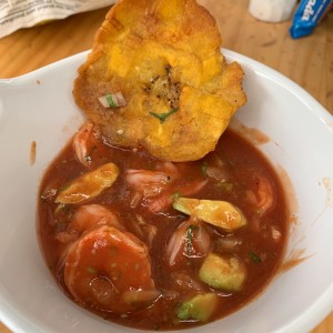 coctel de camaron con patacon.  deli