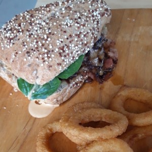 hamburguesa con tocino y cebollas caramelizadas