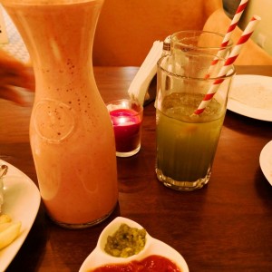 Limonada con hierba buena y batido de fresa