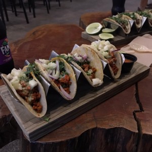 tacos de chorizo de tecpan y tacos de bistek