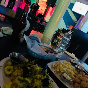 Disfrutando de un arroz con mariscos y camarones empanizados, exclente platillo