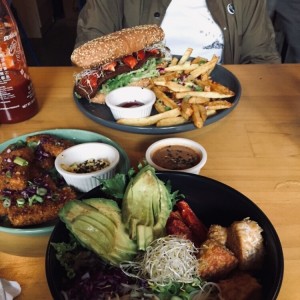 Nuggets, veggie bowl y be-ele-te.