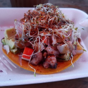 tostada con mariscos...