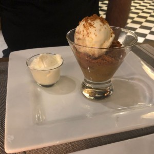 crumble De manzana helado de vainilla y crema batida