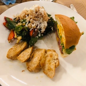 Hamburguesa con ensalada de quinoa