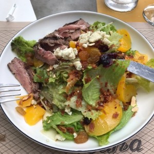 ensalada de queso gorgonzola con lomito