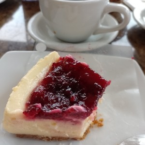 café americano y cheesecake de berries 