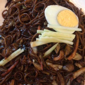 Fideos con mariscos en sslsa de soja espesa