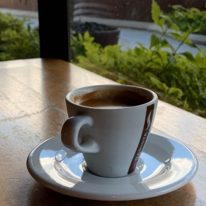 espresso en el ventanal