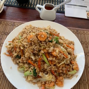 Arroz frito de camarones