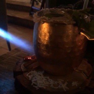 coctel de mezcal con coco