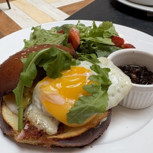 Hamburguesa lomo al ron con ensalada 