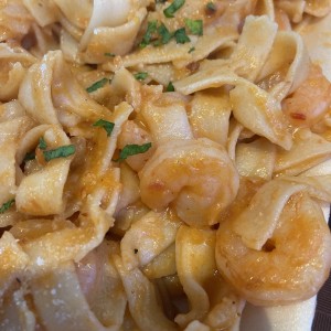 Pasta salsa rosada con camarones